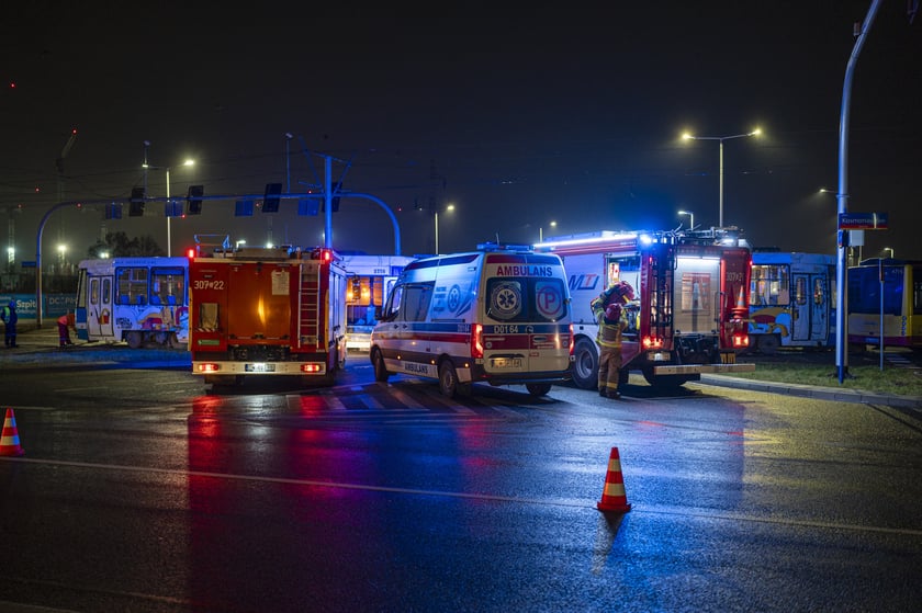 Tramwaj nr 10 wjechał w bok autobusu nr 107. Cztery osoby są lekko ranne